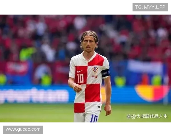 莫德里奇冷静拎着豪宅钥匙，球场上却像普通邻家大叔？